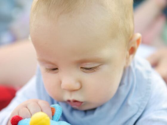 μώρο που κάνει tummy time μαζί με τους γονείς οτ